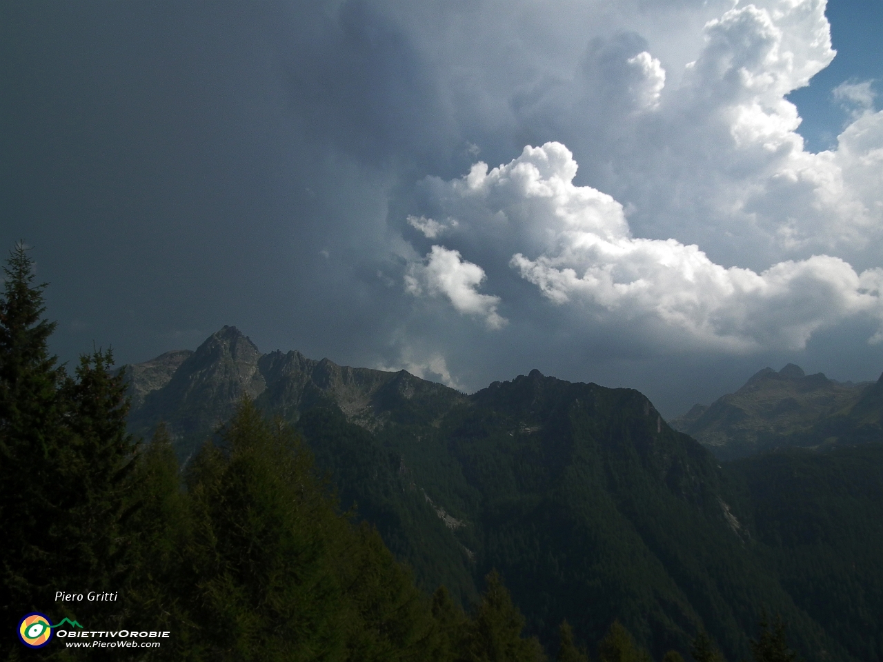 86 il temporale si è spostato verso la Valle Seriana....JPG